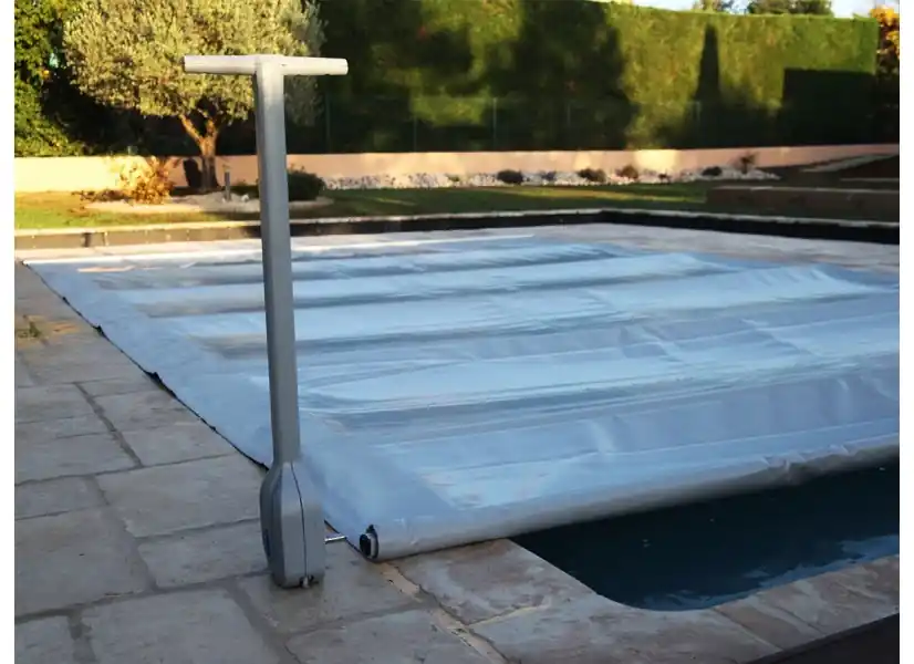 Enrouleur motorisé pour couverture à barres iScoot 700 - APF Pool Design