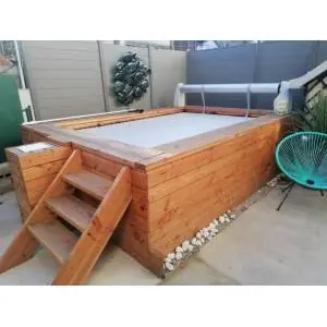 Piscine container en bois immergée