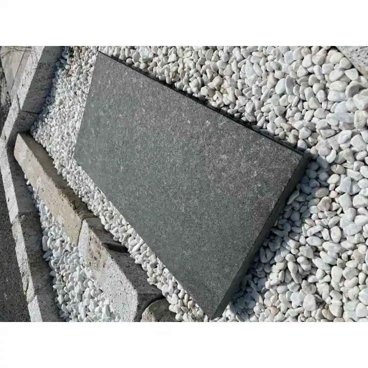 Margelle piscine en pierre en BLACK BASALT